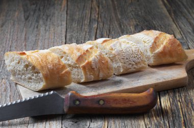 Taze ekmek ve bıçak dilimlenmiş somun