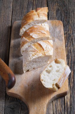 Dilimlenmiş taze ekmek ve bıçak