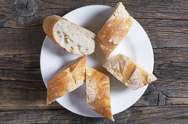 Frisch gebackene Brotscheiben — Stockfoto