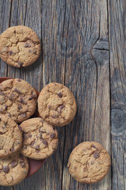 Masada çikolatalı kurabiye var.