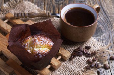 Kağıda ve kahvede muffin