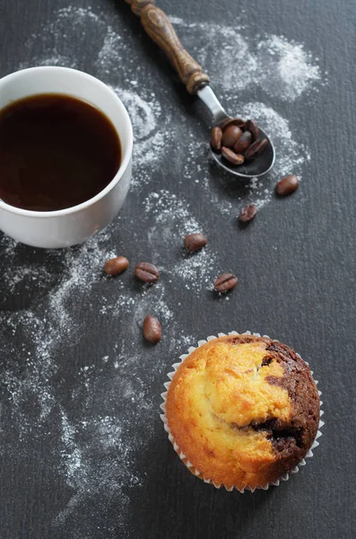 Bolinho com um café — Fotografia de Stock