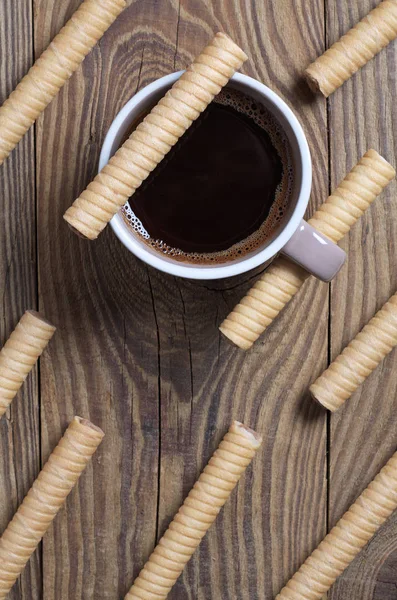 チョコレートウエハースティックロールとコーヒー — ストック写真