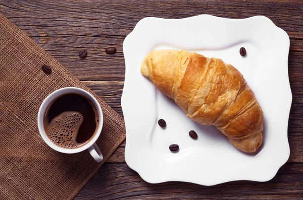 Croissant en kopje koffie — Stockfoto