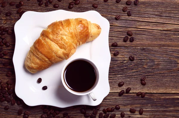 羊角面包和咖啡的早餐 — 图库照片
