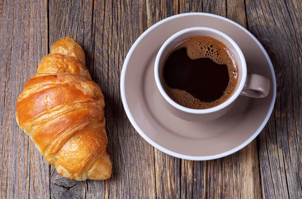 Croissant mit Kaffeetasse — Stockfoto