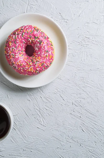 Rosa Donut mit Kaffee — Stockfoto