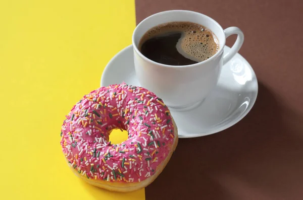Kaffee mit frischem rosa Donut — Stockfoto