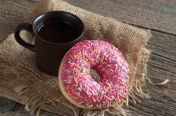 Rosa Donut und Kaffee — Stockfoto