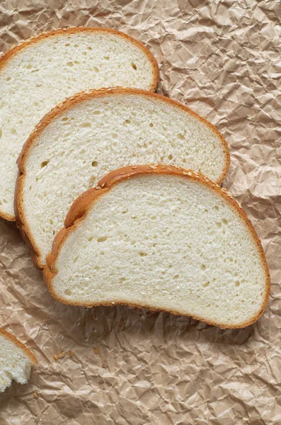 Хлеб нарезанный на бумаге — стоковое фото