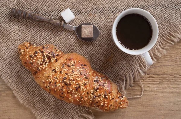 Croissant en koffie bij het ontbijt — Stockfoto