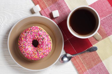 Kahve ve pembe çörek kahvaltısı