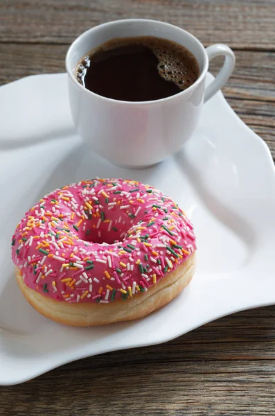 Donut rosa e café — Fotografia de Stock