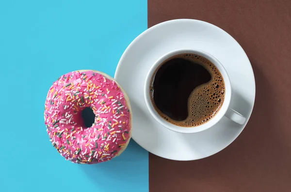 Rosa Donut mit Kaffee — Stockfoto