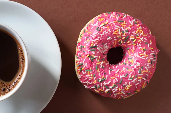 粉色甜甜圈和咖啡 — 图库照片