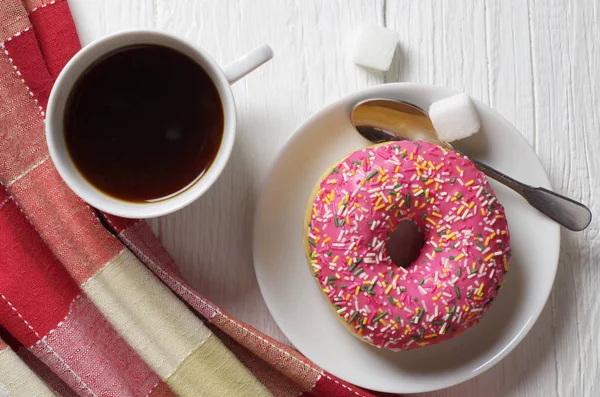 Frühstück mit Kaffee und rosa Donut — Stockfoto