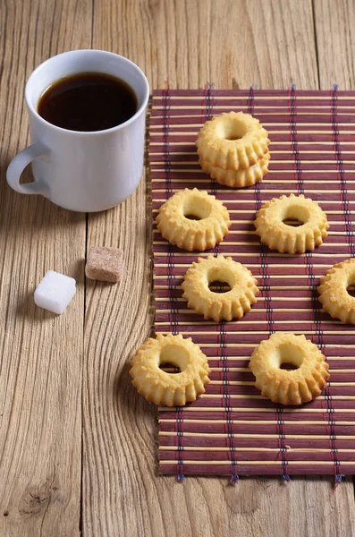 Shortbread koekjes en zwarte koffie — Stockfoto