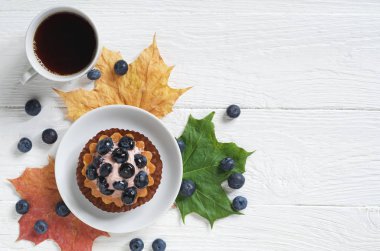 Yaban mersinli kek ve kahve