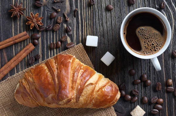 Croissant com xícara de café — Fotografia de Stock