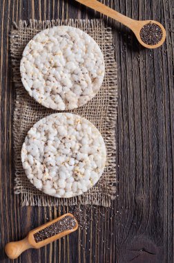 Pirinç veya mısır waffle ve chia tohumu