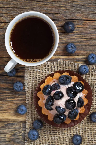 蓝莓蛋糕，带浆果和咖啡 — 图库照片
