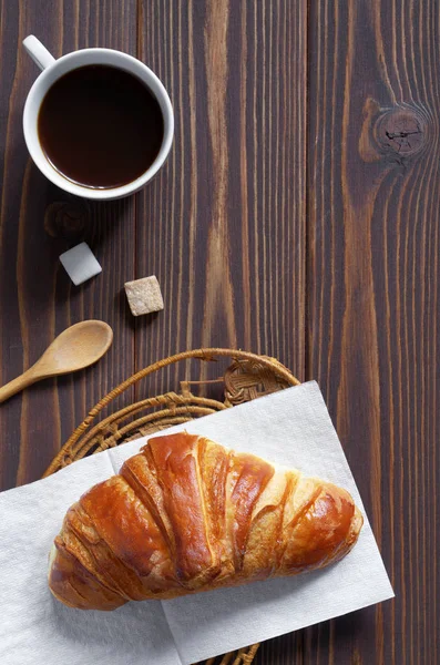 Kopje koffie en croissant — Stockfoto