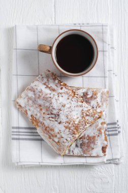 Dikdörtgen zencefilli çörekler ve kahve