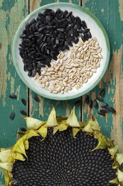 Peeled and unpeeled sunflower seeds — Stock Photo, Image