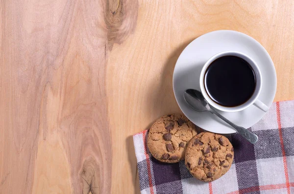Coffee and chocolate chip cookies — Stock Photo, Image