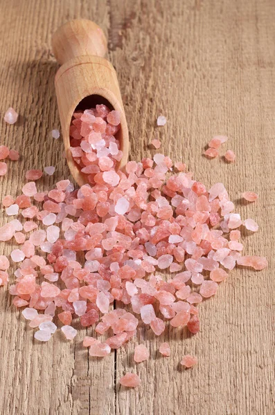 Růžová sůl v dřevěné lžíci — Stock fotografie