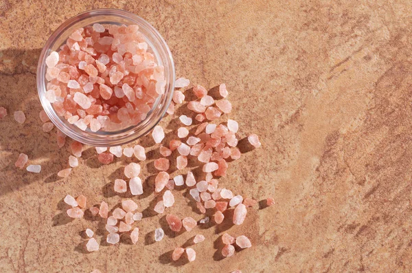 Рожева сіль в мисці — стокове фото