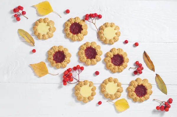 Cookie-uri, frunze de toamna si fructe de padure — Fotografie, imagine de stoc