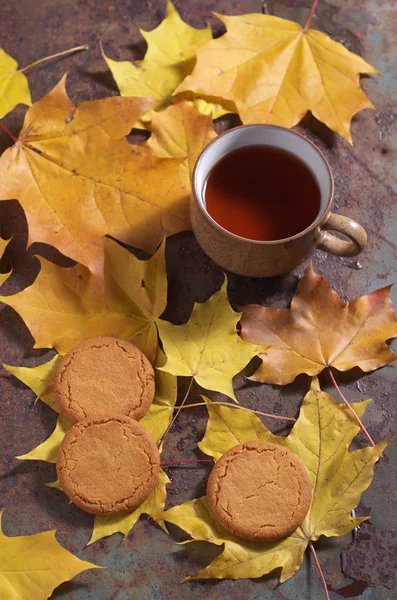 Té, galletas y hojas de otoño — Foto de Stock