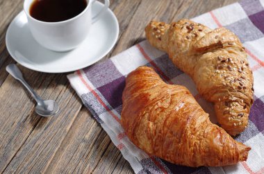 İki croissants ve kahve 