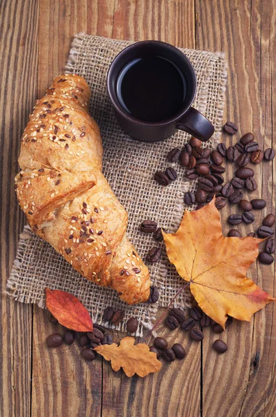 Café, croissant e folhas de outono — Fotografia de Stock