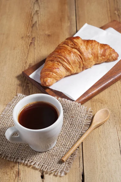 Croissant und Kaffee — Stockfoto