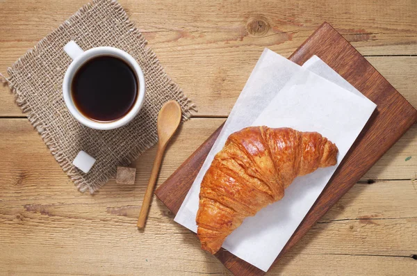 Croissant en koffie — Stockfoto