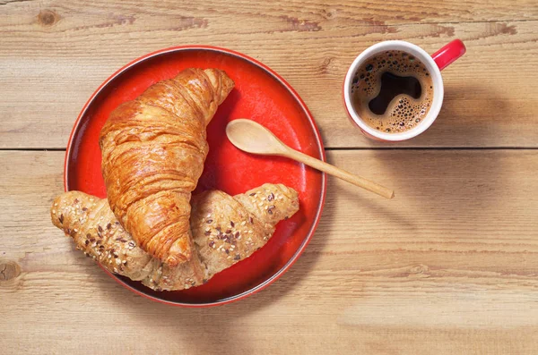 Zwei Croissants und Kaffee — Stockfoto