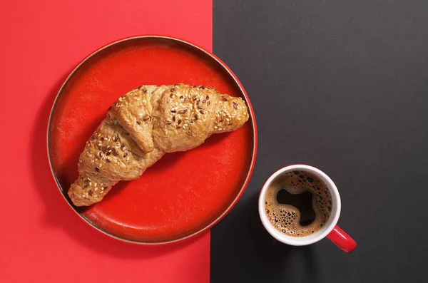 Croissant e uma xícara de café — Fotografia de Stock