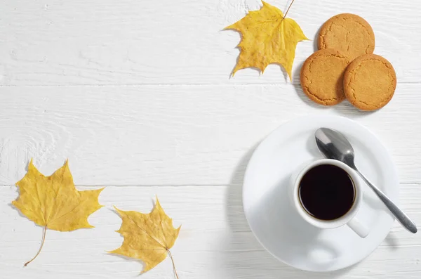 Kaffe med havrekakor och blad — Stockfoto