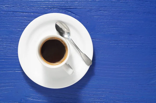 青いテーブルの上にコーヒーを飲み — ストック写真