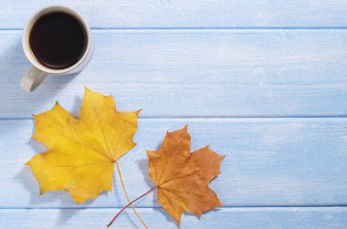 kahve ve sonbahar yaprakları