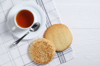 İki zencefilli ekmek ve çay.