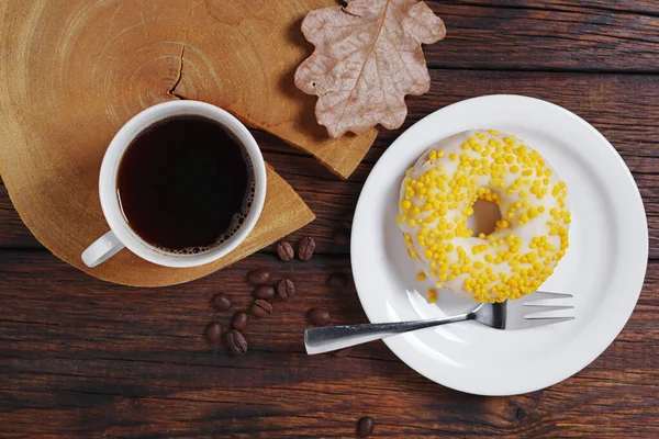 Direct Boven Uitzicht Kopje Koffie Met Gele Donut Houten Achtergrond — Stockfoto