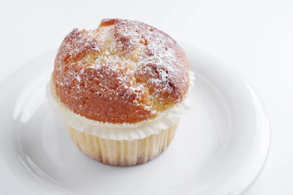 Muffin Sur Une Assiette Sur Fond Blanc Close — Photo