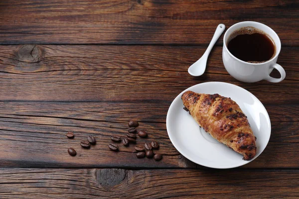 Croissant Czekoladą Filiżanką Kawy Drewnianym Tle Przestrzeń Kopiowania — Zdjęcie stockowe