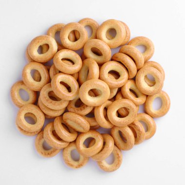 Kurutma veya mini simit yakın plan beyaz arka plan, üst görünüm