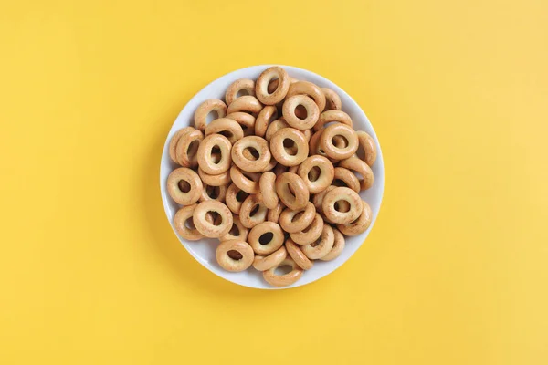 Small Dry Bagels Plate Yellow Background Top View — Stock Photo, Image