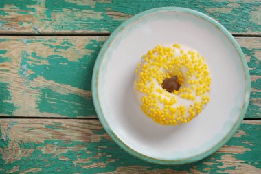 Eski yeşil ahşap arka plandaki tabakta nefis jöleli çörek, fotokopi alanı olan üst manzara.