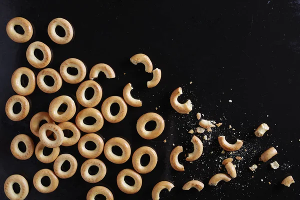 Small Dry Bagels Whole Broken Old Black Metal Background Top — Stock Photo, Image